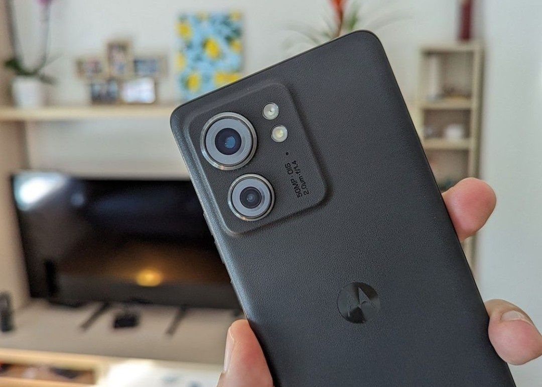 Продавам комплект Moto Edge40 5G/MotoBuds/MotoTag