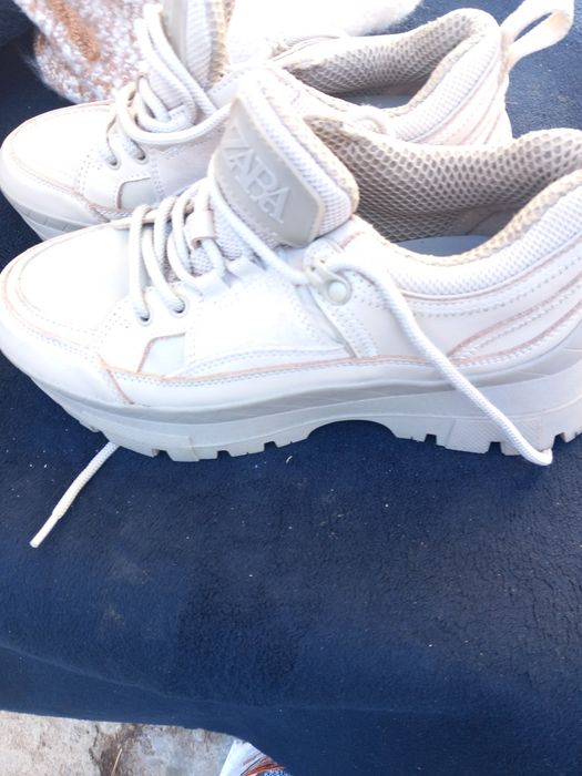 Vând  adidași de culoare bej marca Zara