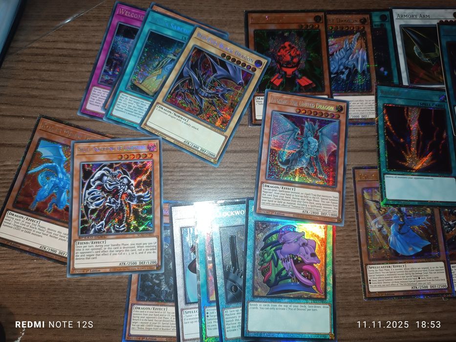 33 скъпи и редки yu gi oh карти с уникалнис яркост с зарче и слифчета