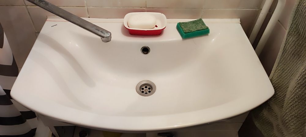 Продается раковина в отличном состоянии, без сколов, целая