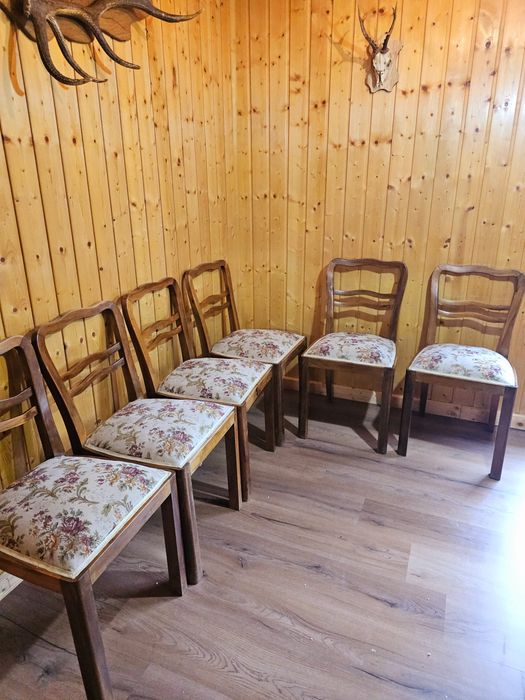 Vând masă extensibilă de 12 persoane cu scaune