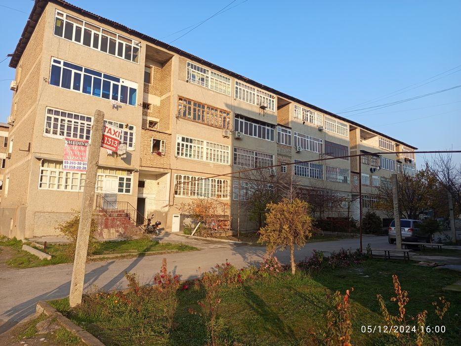 3 xonaliy uy sotiladi