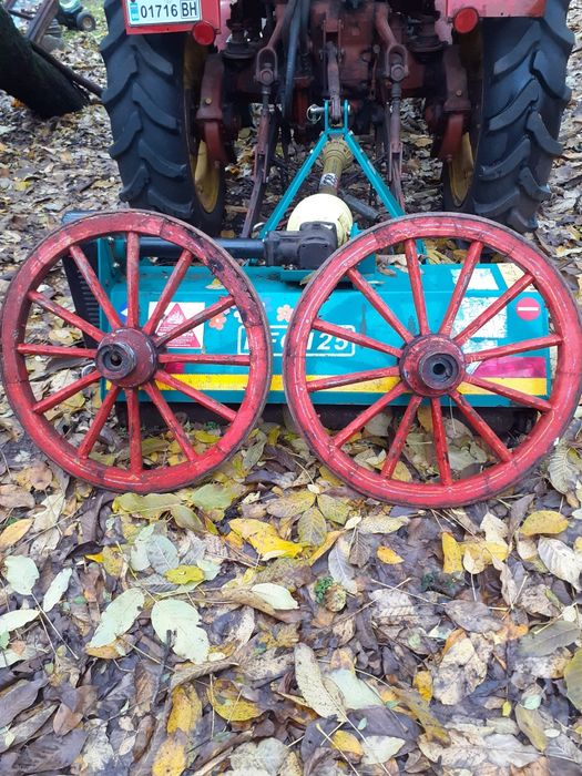 Колела от дървена каруца.