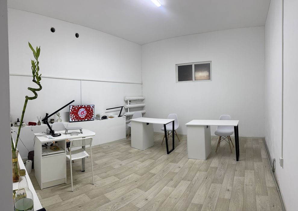 Сдаётся комната в салоне. А также сдаётся маникюрный стола 15000тг