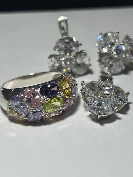 Inel de argint cu zirconii colorate și set de argint