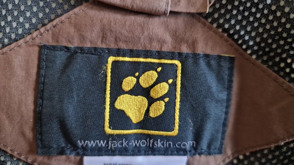 Vând geacă Jack wolfskin