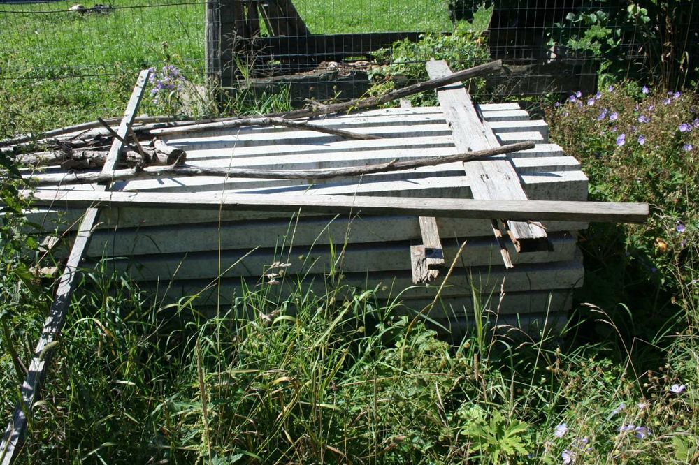 vind spalieri beton de 8x8 cm si 2,40 metri,absolut noi