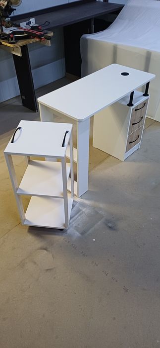 Маникюрные столы