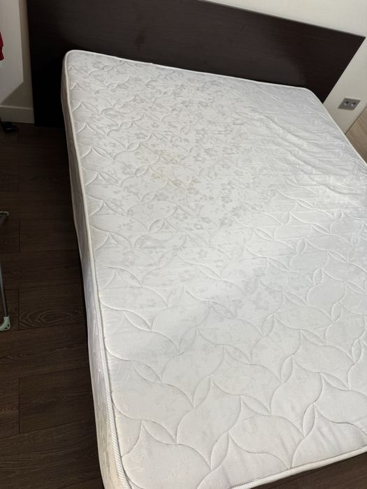Двуспальная кровать с матрасом