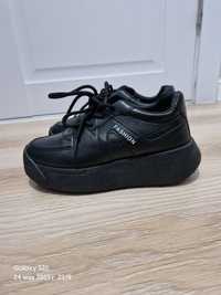 Кроссовки черные, размер 37
