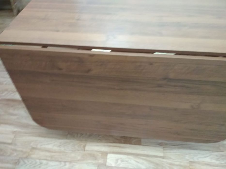 Продается раскладной обеденный стол для гостиной.