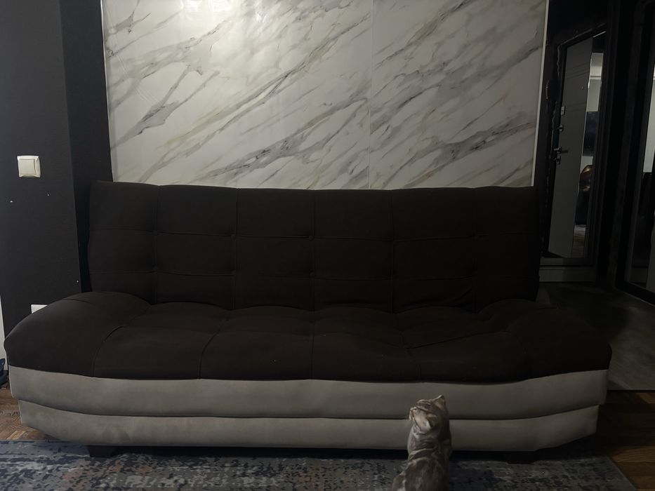 Продам диван срочно коричнего серого оттенка!