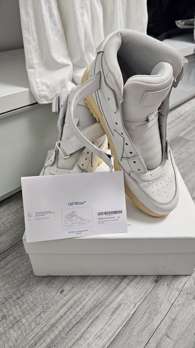 Out off white mid top lea