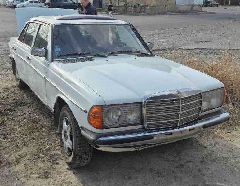Mercedes-Benz E 200 год 1983 г.