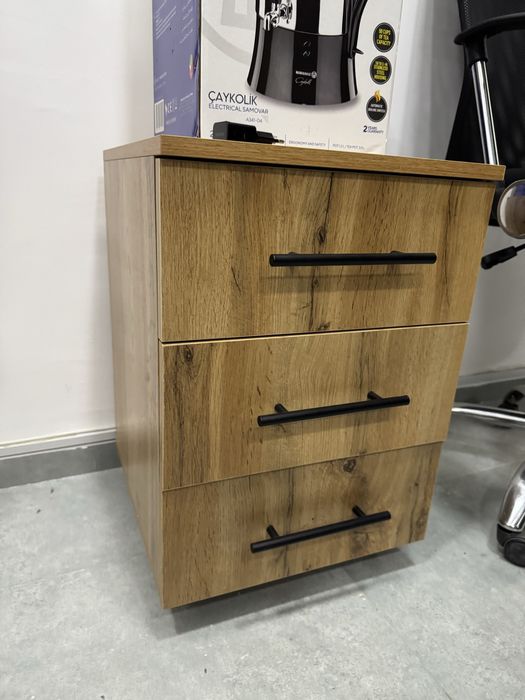 Продается офисный комллект мебели стол шкаф тумбочка