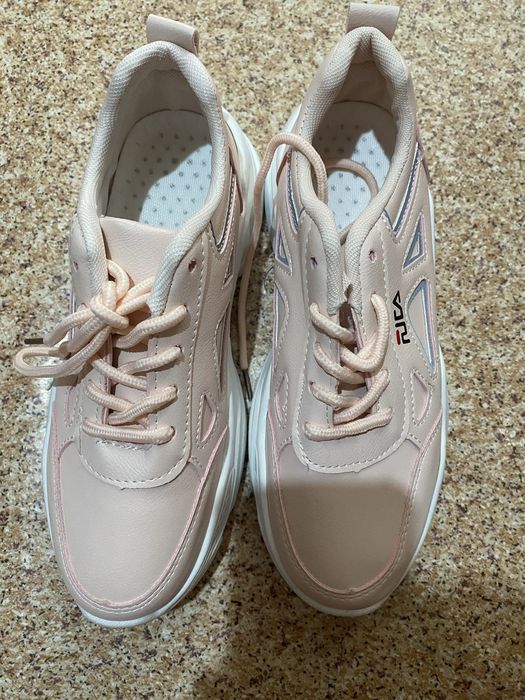 Безторг .   Срочно. Новые   Кроссовки  срочно  продам .