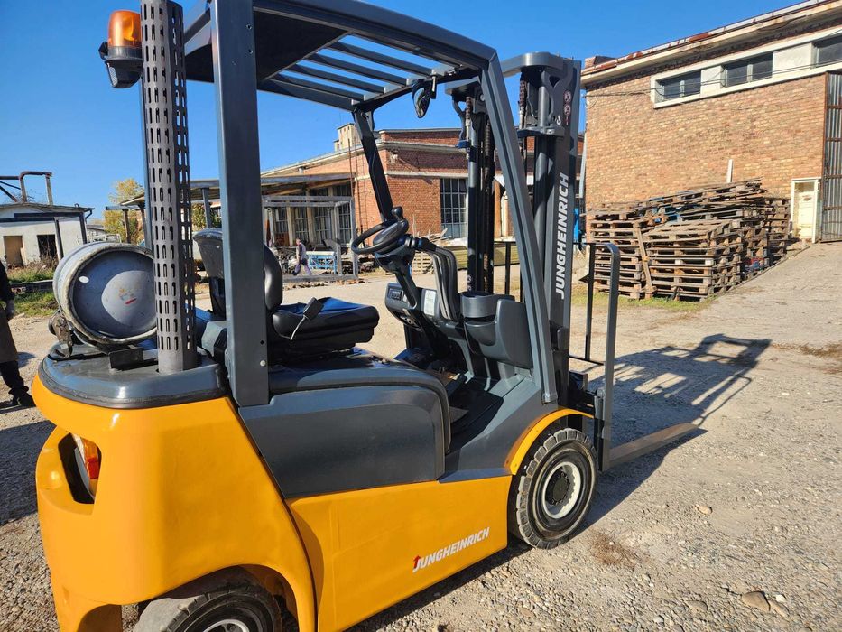 Stivuitor Jungheinrich, an 2015, ridica 1.6 tone la inaltime 3.3 metri