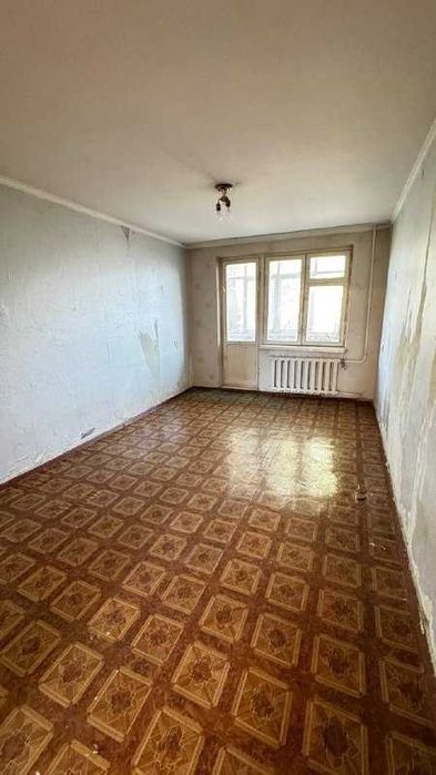 Срочно продается 2-х комнатная квартира в 7мкр. Без ремонта, дешево
