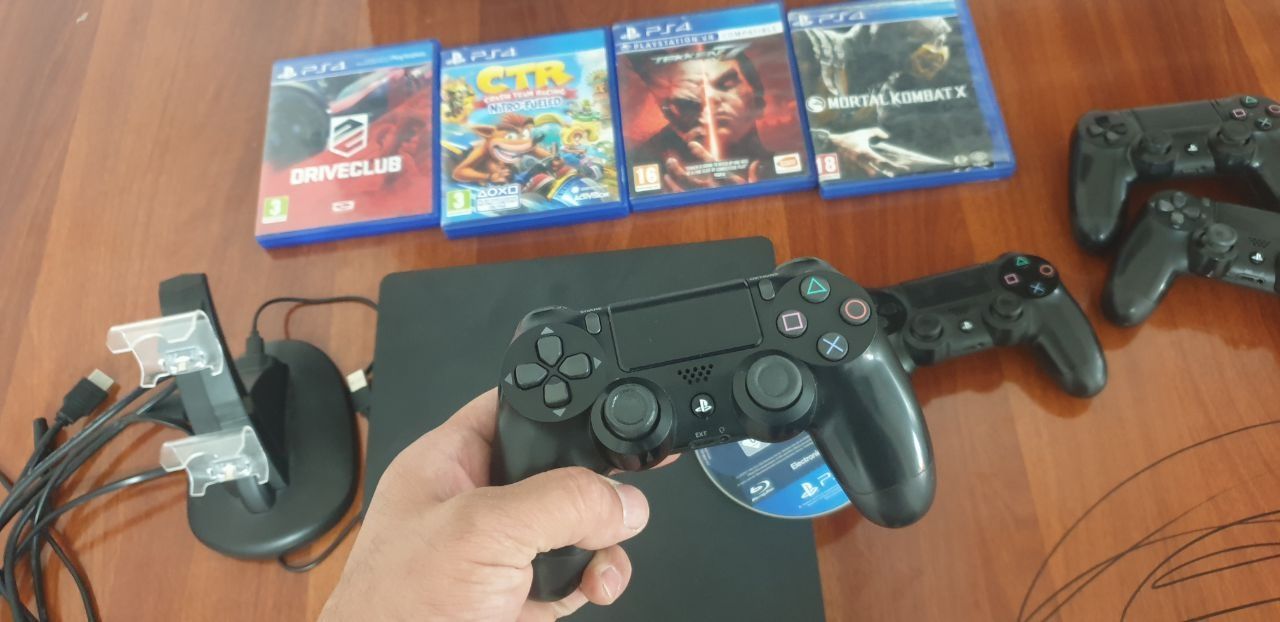 Playstation 4 отличный состояние