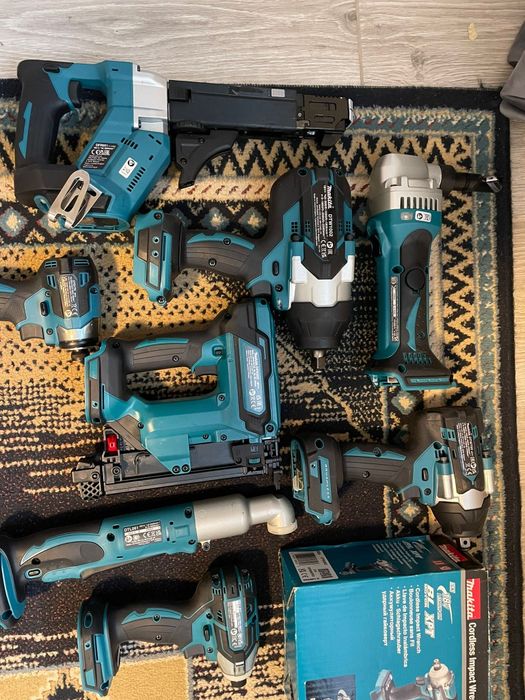 Vând scule Makita noii