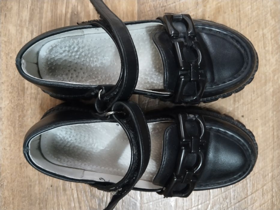 Продам школьные туфельки