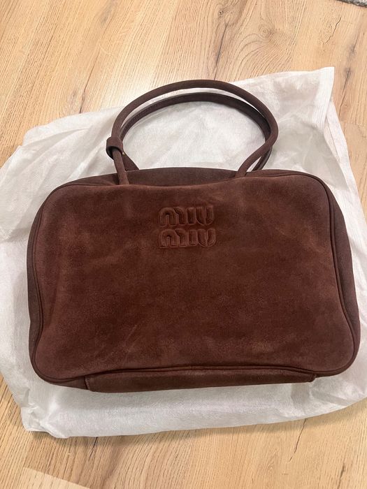 Нова велурена чанта miu miu кафява