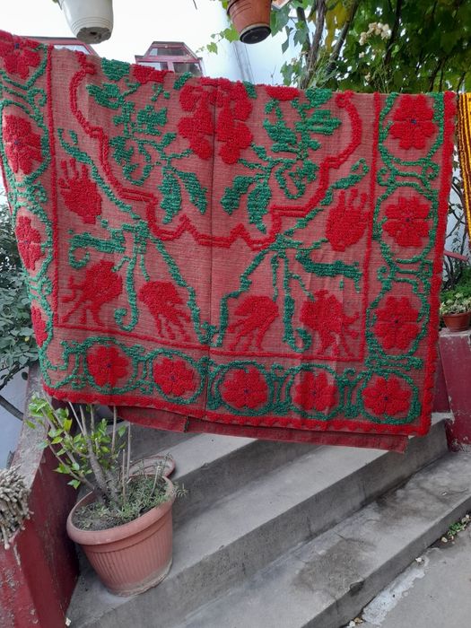 Vând covoare tradiționale lucrate manual din lână