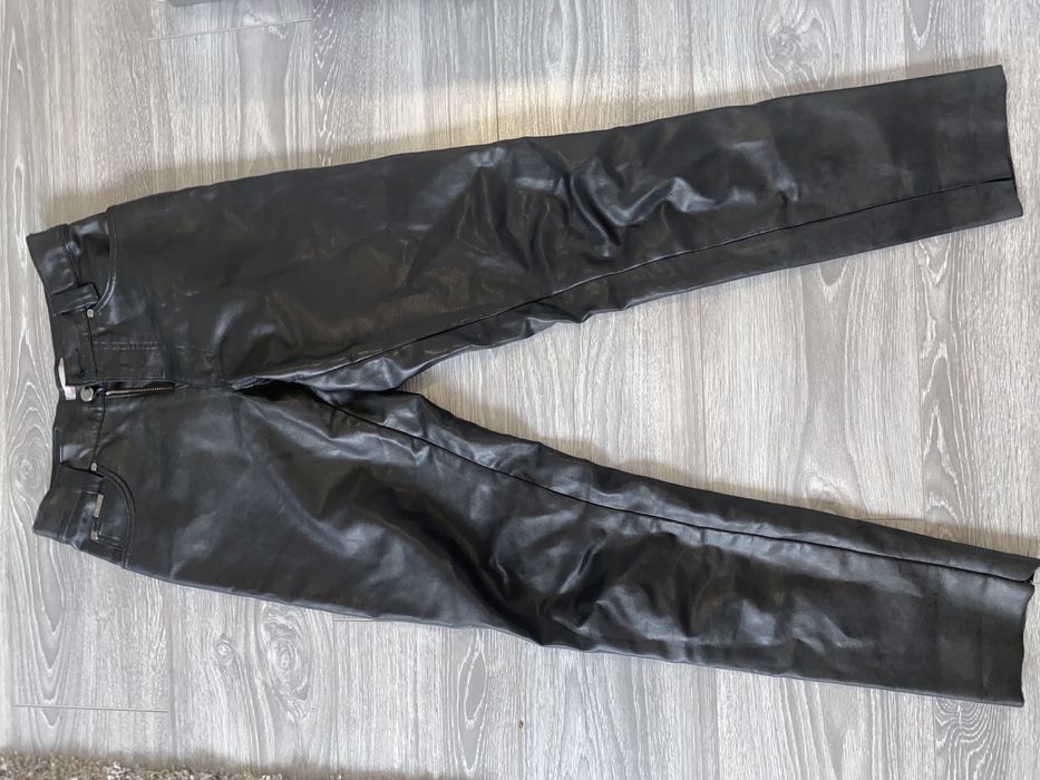 Vand pantaloni Versace din piele