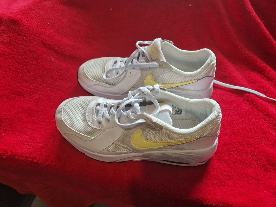 Adidasi dama Nike ,