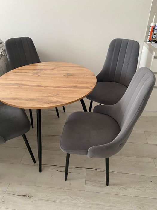 Продам стол и стулья срочно!