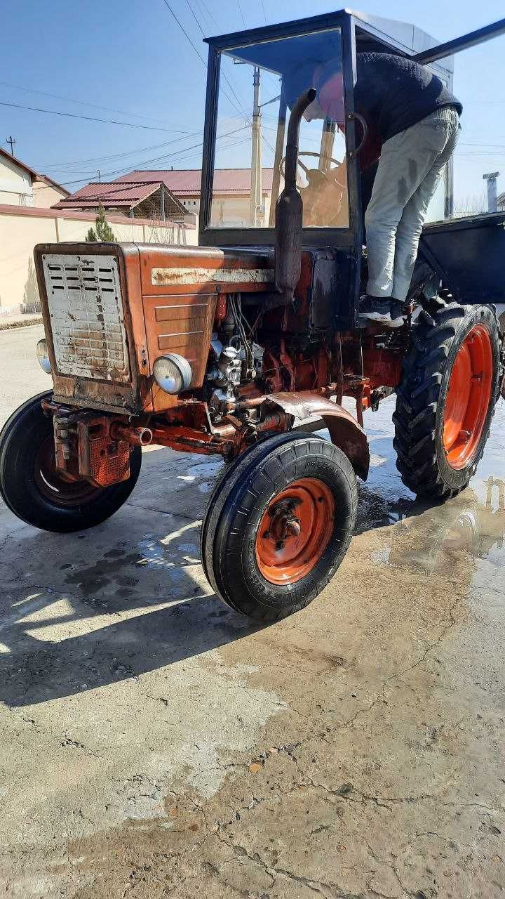Qishloq xujalik Traktori