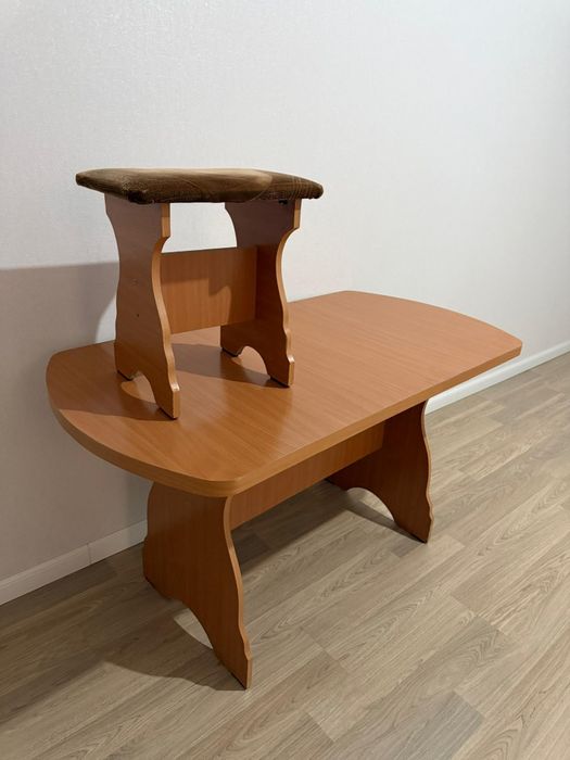 Срочно продается стол со стульями