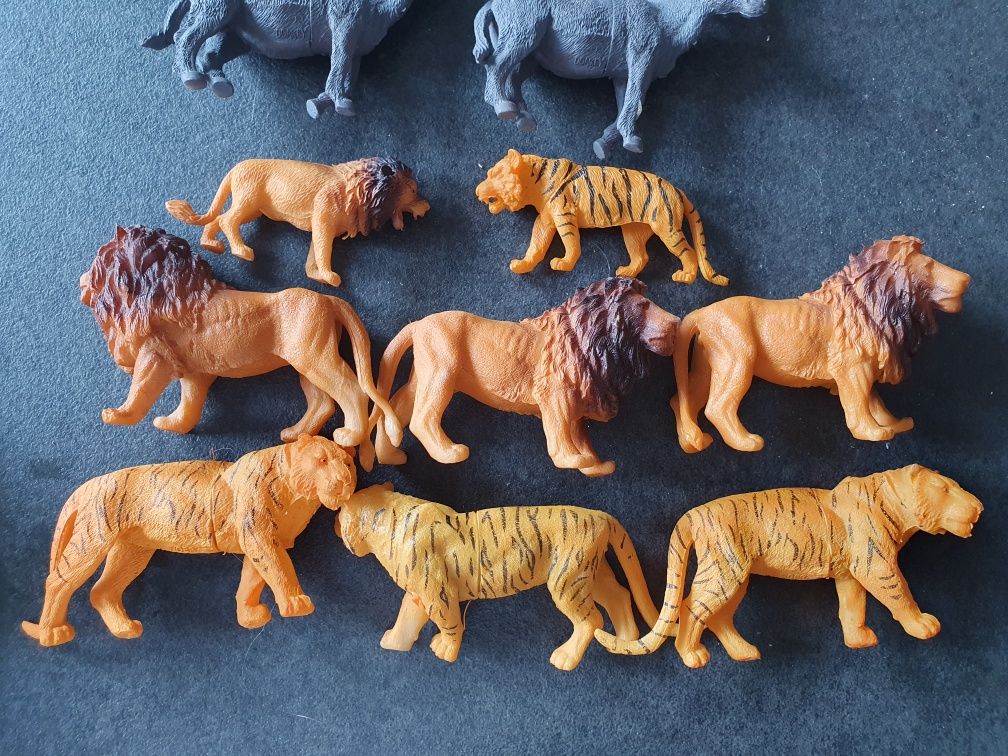 Lot 23 de animalute din plastic. Elefanti, zebre, cai, lei