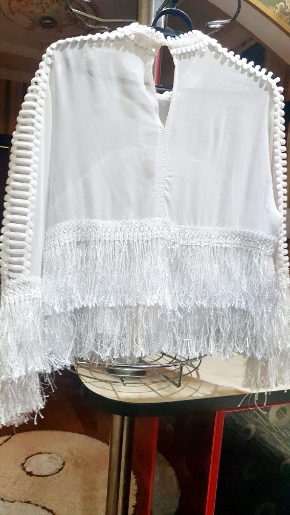 Белая нарядная блузка, размер 42-44.