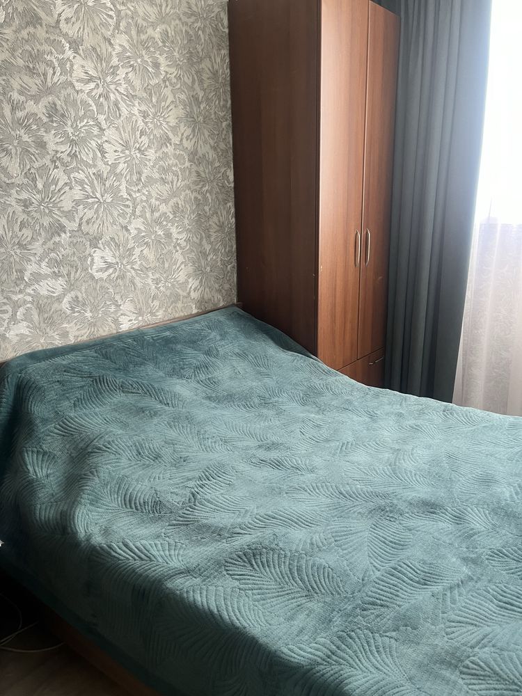Кровать и два шкафа