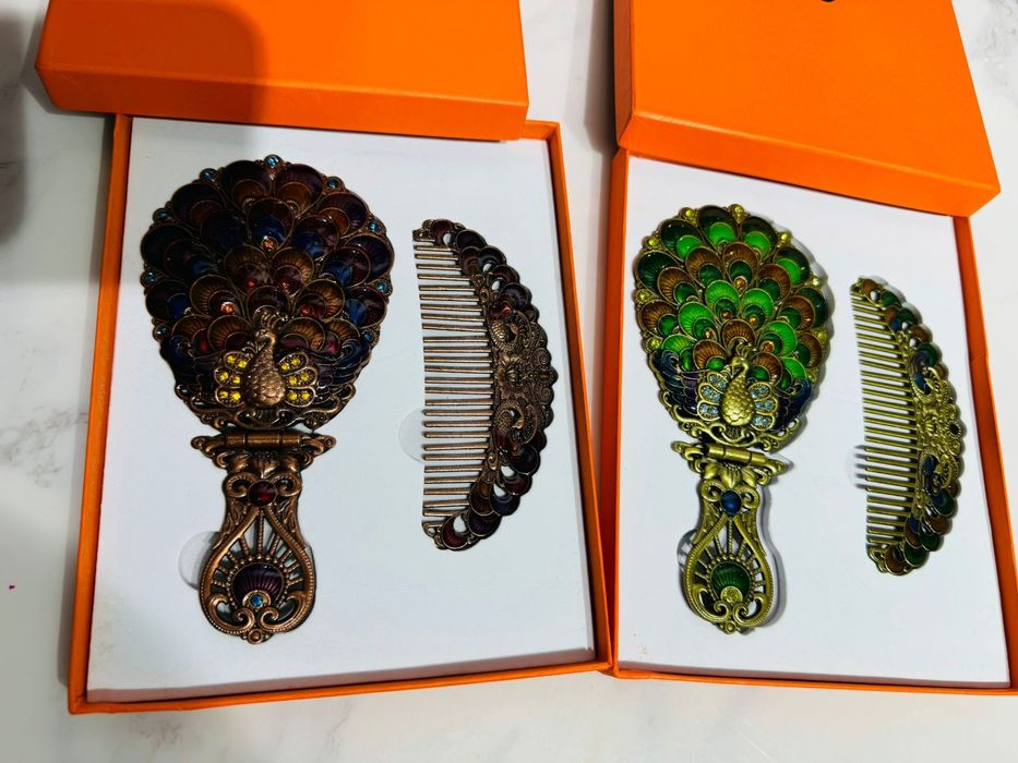 Продам  набор ( зеркальце с расчесткой)- подарочный набор для девушек.