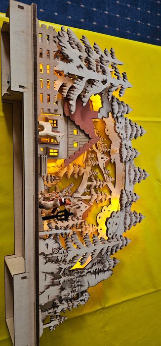 decorațiune tradițională germană de Crăciun din lemn, iluminată.