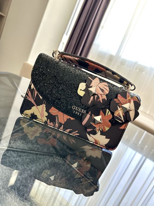 Чантичка Guess с цветя