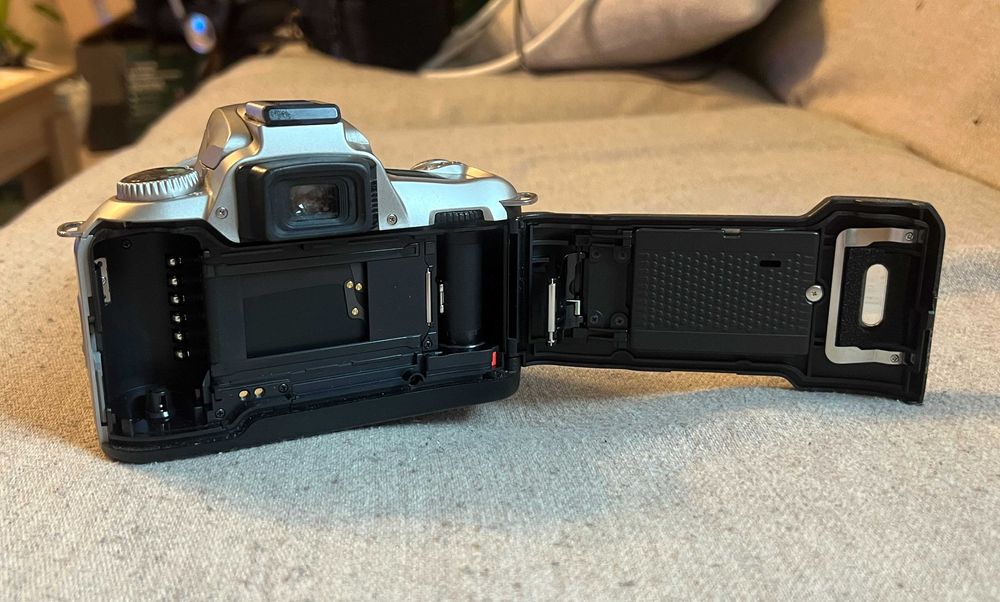 Aparat foto pe film Nikon F55 body – funcțional, fără obiectiv