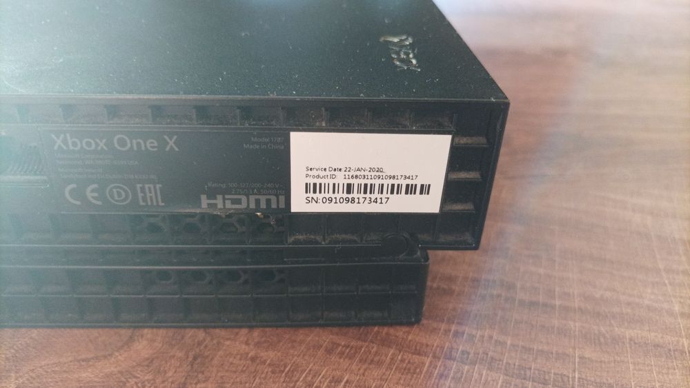 Xbox one x с 10 игри и 1 джойстик