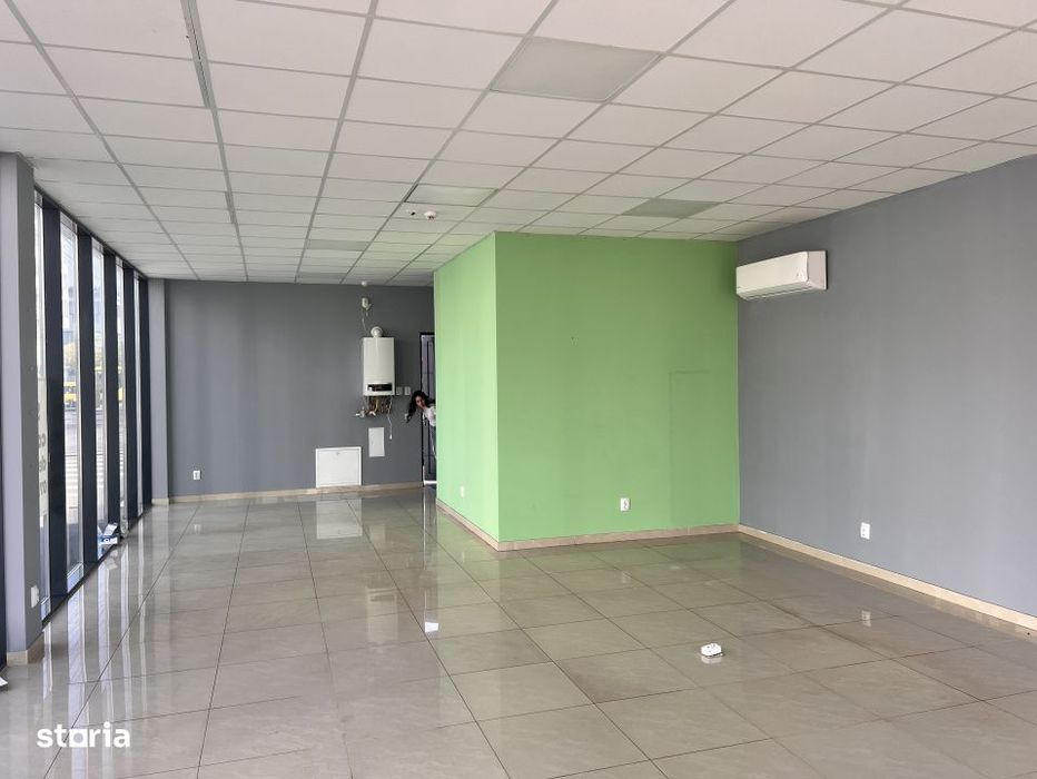 spatiu comercial modern stradal cu vitrine mari