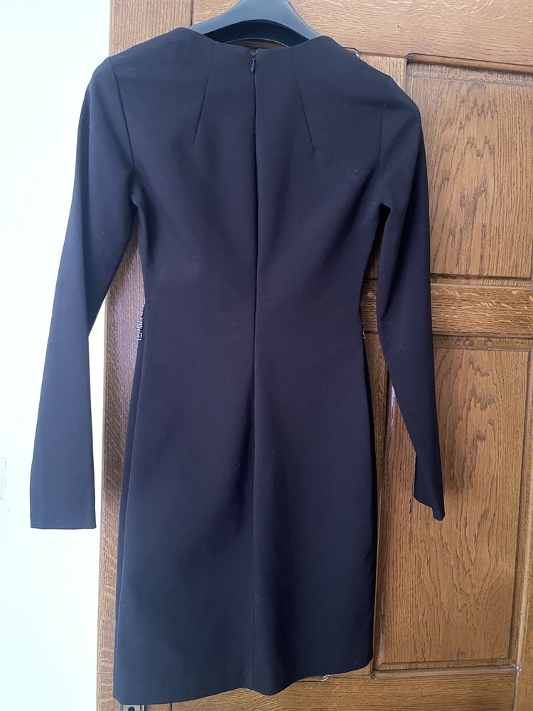 Vând rochie neagra Zara cu detalii