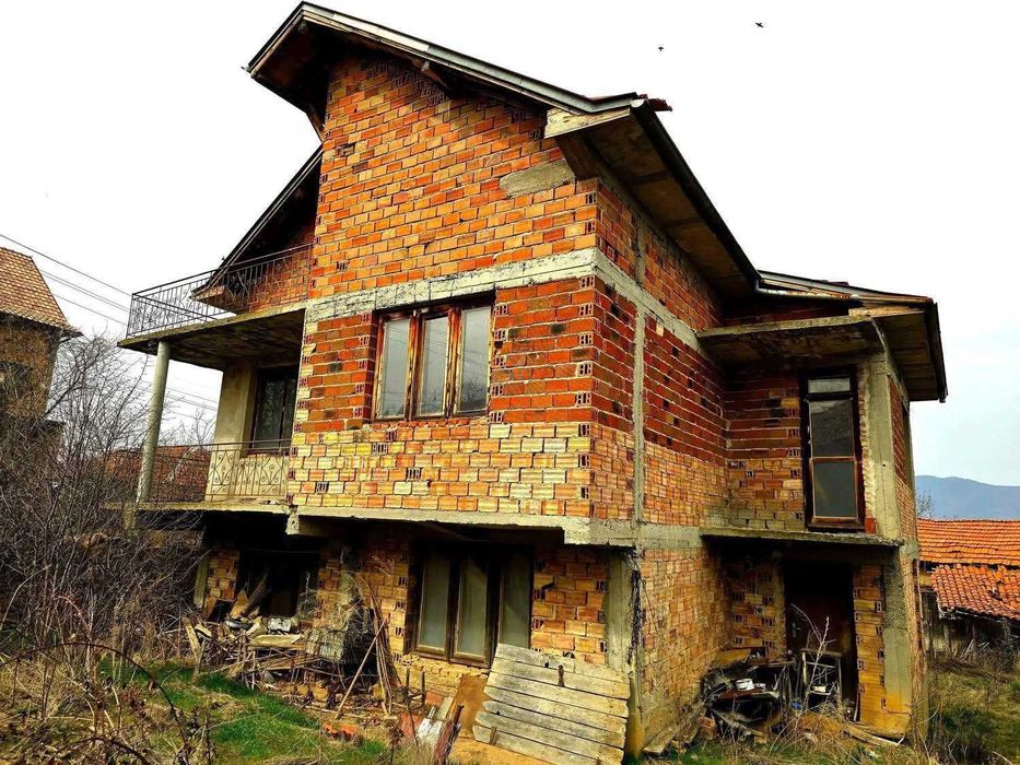 Продава се триетажна къща