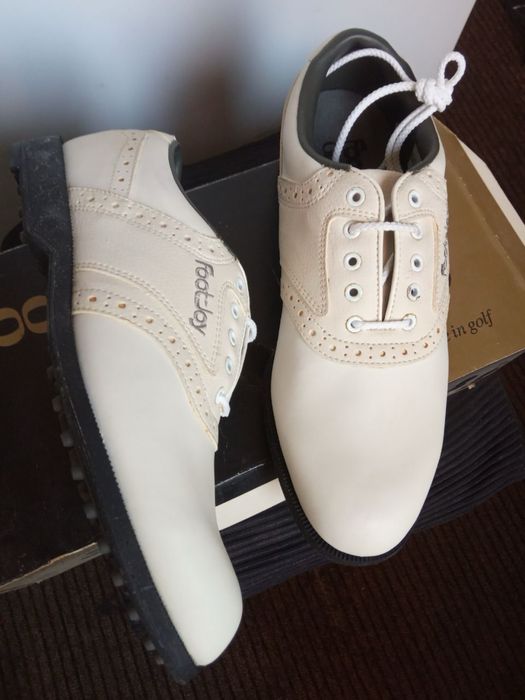 Продам белые ботинки