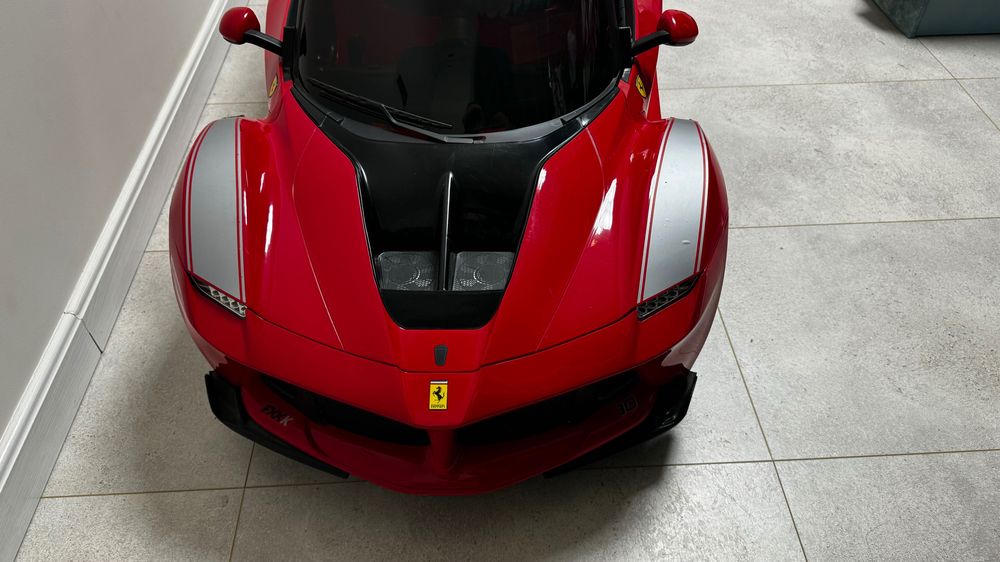 Детская машина. Оригинальная от Ferrari. Куплена в Urban Toys.