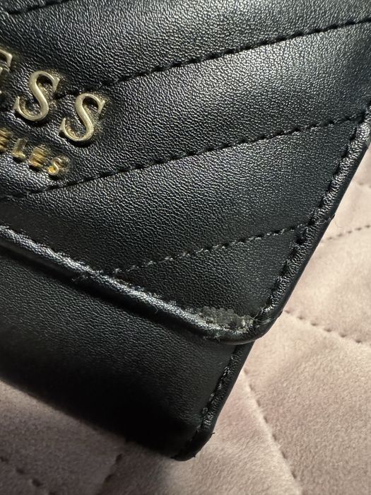 Дамски портмонета Guess