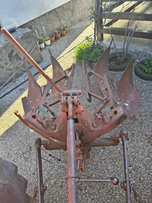 Plug reversibil cu două brazde