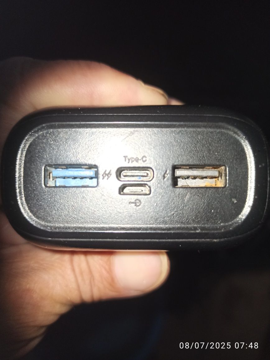 Power Bank (acumulator extern) de 20000 mAh.