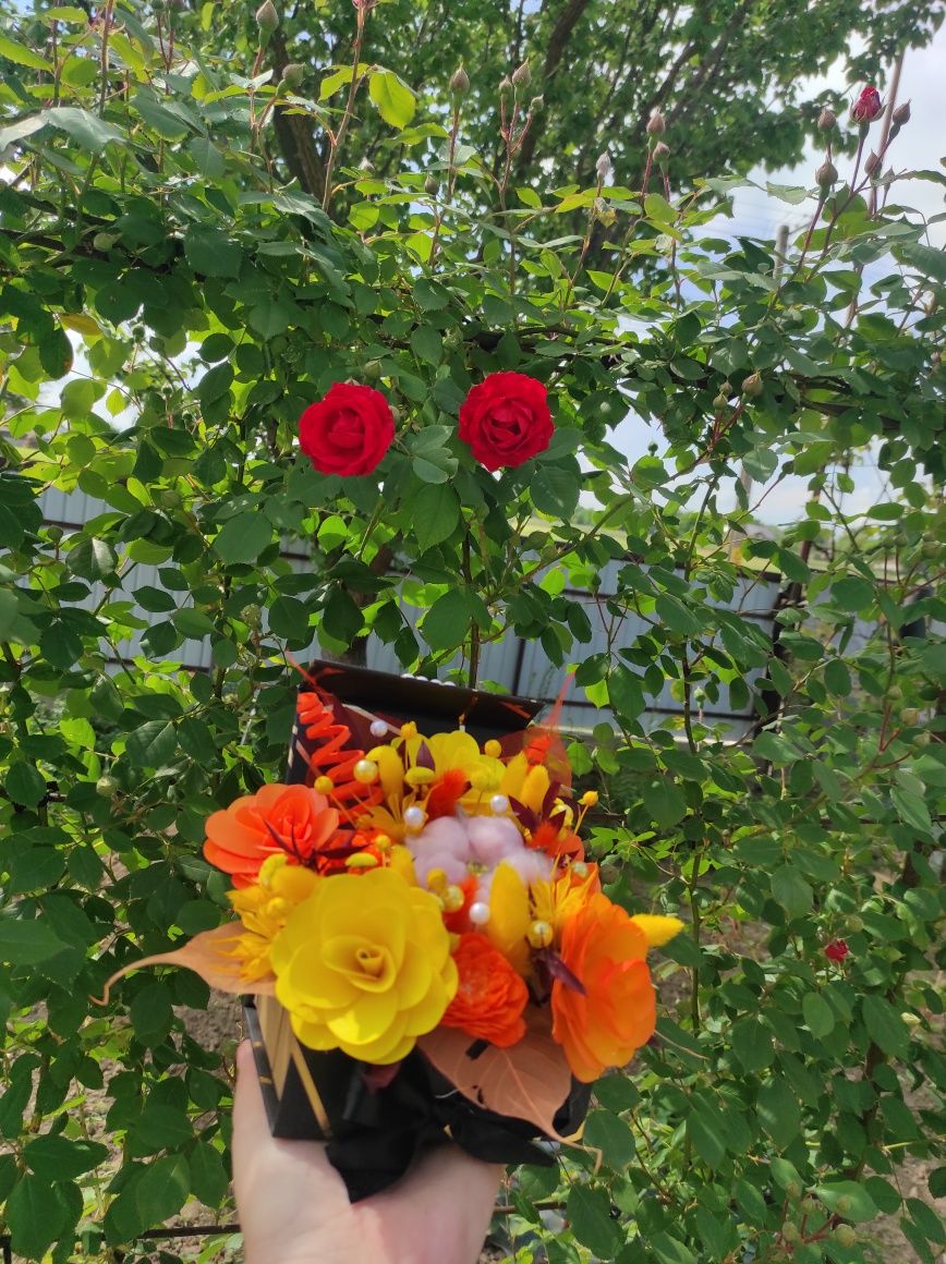 Aranjament floral realizat din flori uscate și flori de lemn