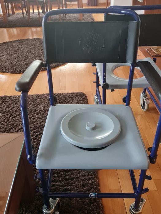 Инвалиден санитарен стол